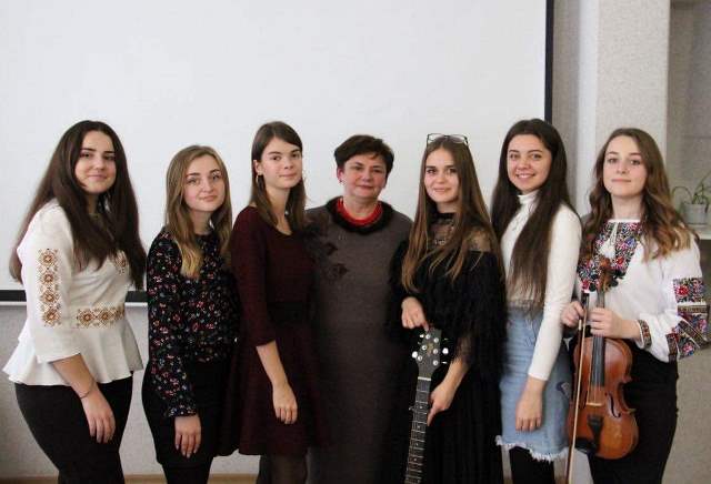 Залюблені у слово та у пісню учасники заходу із доцентом Царик Л.І.